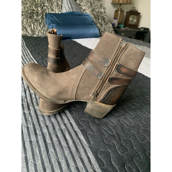 Freebird Brown and Tan Ankle Boots - Picture 4 of 16